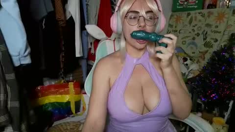 Snapshot of mochi_rainbow chatting on 12.31.24 The Mochi Rainbow Variety Show online show from 12.31.24