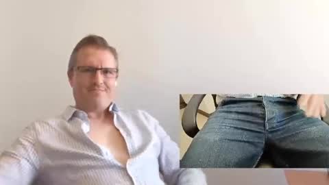 Snapshot of moe_001 chatting on 09.29.25 Moe online show from 09.29.25