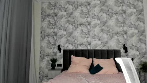 Snapshot of molly_555 chatting on 12.23.25 Sima online show from 12.23.25