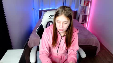 Molly Prvt is open online show from 01.22.25