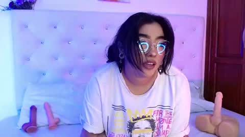 Snapshot of molly_curvyhot chatting on 11.20.25 molly_curvyhot online show from 11.20.25