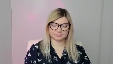 Molly online show from 10.04.25