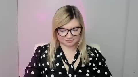 Molly online show from 10.10.25