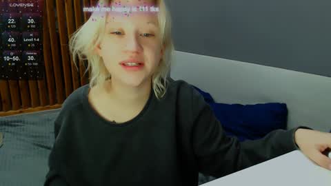 Snapshot of molly_smolly_ chatting on 12.28.24 lo online show from 12.28.24