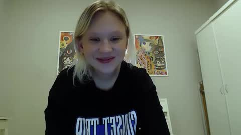 Snapshot of molly_smolly_ chatting on 02.16.25 lo online show from 02.16.25