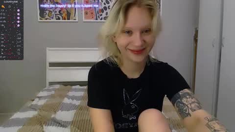 Snapshot of molly_smolly_ chatting on 02.22.25 lo online show from 02.22.25