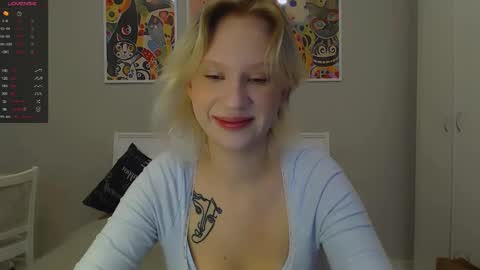 Snapshot of molly_smolly_ chatting on 03.10.25 lo online show from 03.10.25