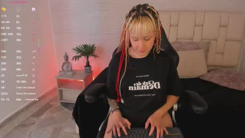 Snapshot of mollycb chatting on 11.20.25 mollycb online show from 11.20.25