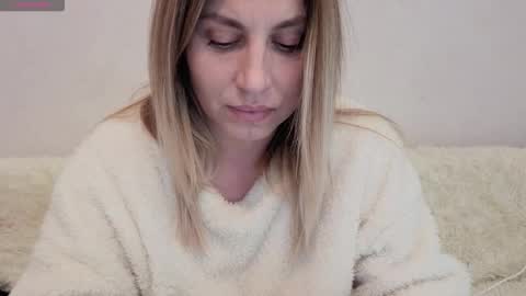 Snapshot of mollyforyou chatting on 01.10.26 Nica follow me online show from 01.10.26