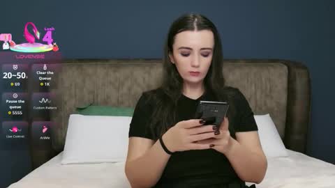 Snapshot of mollygreens chatting on 11.18.25 Molly online show from 11.18.25