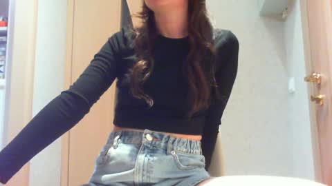 Snapshot of momentbeforedown chatting on 12.01.24 Hailey online show from 12.01.24