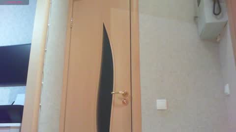 Snapshot of momentbeforedown chatting on 11.01.25 Hailey online show from 11.01.25