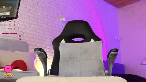 Snapshot of mommy_goddess chatting on 11.06.25 mommy_goddess online show from 11.06.25