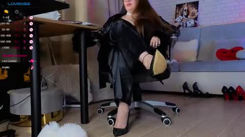 Snapshot of mommy_goddess chatting on 11.21.25 mommy_goddess online show from 11.21.25
