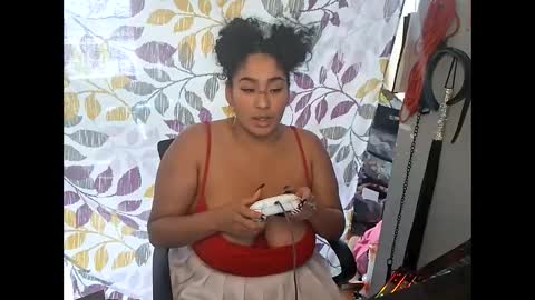 Snapshot of mommybubbles chatting on 11.28.25 Mommy bubbles online show from 11.28.25