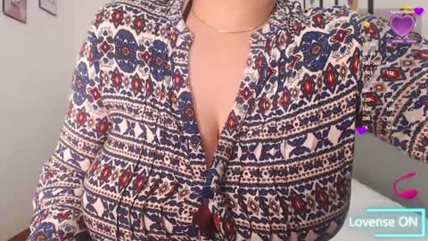 Snapshot of mommyissuess_ chatting on 02.06.25 Daphne online show from 02.06.25