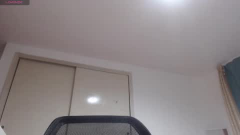 Snapshot of mommyissuess_ chatting on 10.13.25 Daphne online show from 10.13.25