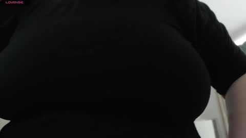 Snapshot of mommyissuess_ chatting on 10.15.25 Daphne online show from 10.15.25