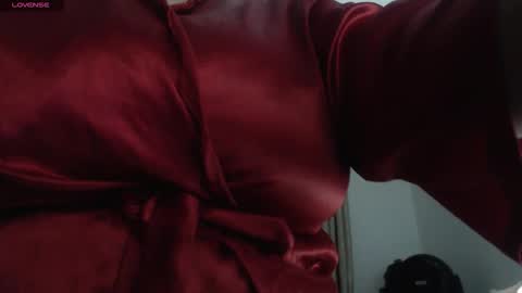 Snapshot of mommyissuess_ chatting on 10.29.25 Daphne online show from 10.29.25