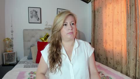 Snapshot of monicapink_ chatting on 01.10.25 Mony online show from 01.10.25