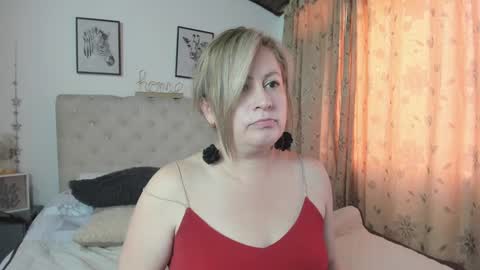 Snapshot of monicapink_ chatting on 02.01.25 Mony online show from 02.01.25