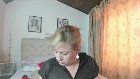 Snapshot of monicapink_ chatting on 02.17.25 Mony online show from 02.17.25