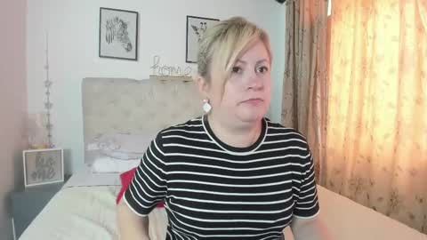 Snapshot of monicapink_ chatting on 02.18.25 Mony online show from 02.18.25