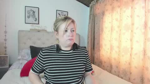 Snapshot of monicapink_ chatting on 03.11.25 Mony online show from 03.11.25