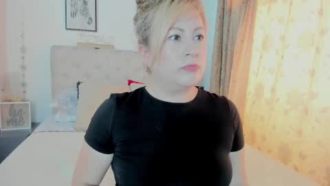 Snapshot of monicapink_ chatting on 03.12.25 Mony online show from 03.12.25