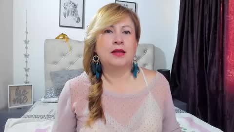 Snapshot of monicapink_ chatting on 09.13.25 Mony online show from 09.13.25