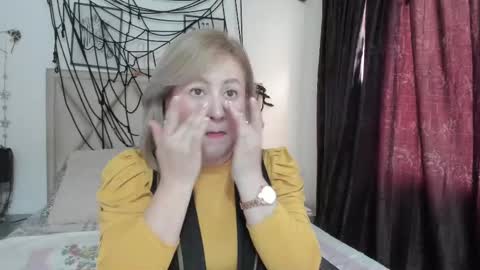 Snapshot of monicapink_ chatting on 10.06.25 Mony online show from 10.06.25