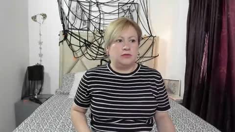 Snapshot of monicapink_ chatting on 10.11.25 Mony online show from 10.11.25