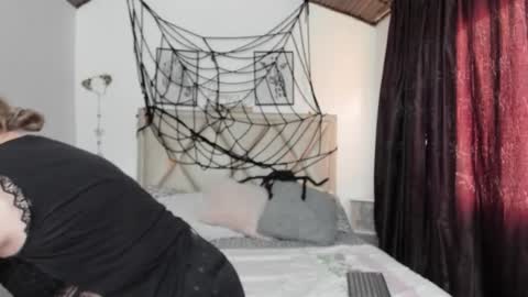 Snapshot of monicapink_ chatting on 10.15.25 Mony online show from 10.15.25