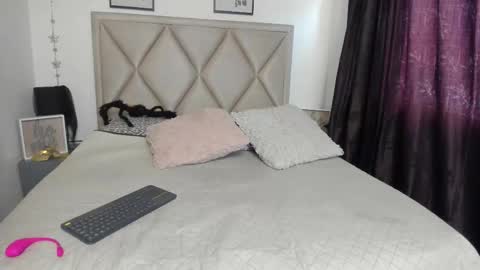 Snapshot of monicapink_ chatting on 11.05.25 Mony online show from 11.05.25