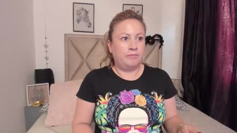 Snapshot of monicapink_ chatting on 11.08.25 Mony online show from 11.08.25