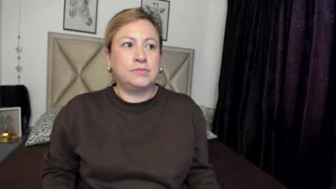 Snapshot of monicapink_ chatting on 11.15.25 Mony online show from 11.15.25