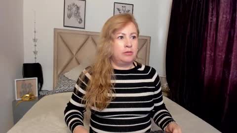 Snapshot of monicapink_ chatting on 11.24.25 Mony online show from 11.24.25