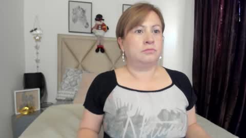 Snapshot of monicapink_ chatting on 12.01.25 Mony online show from 12.01.25