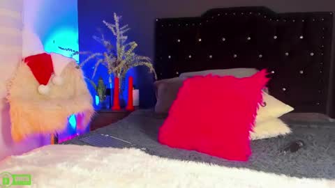 Snapshot of moniqueyoumilf chatting on 12.06.24 Monique  online show from 12.06.24