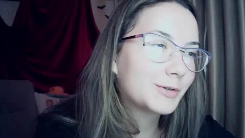 Snapshot of moodiemira chatting on 11.12.25 moodiemira online show from 11.12.25