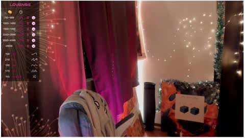 Snapshot of moon__girl chatting on 12.08.24 Roxy online show from 12.08.24