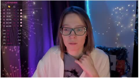 Snapshot of moon__girl chatting on 12.08.24 Roxy online show from 12.08.24