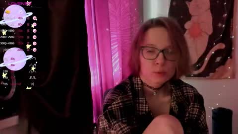 Snapshot of moon__girl chatting on 10.28.25 Roxy online show from 10.28.25