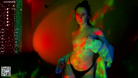 Snapshot of moon_avengers chatting on 03.05.25 Lola online show from 03.05.25