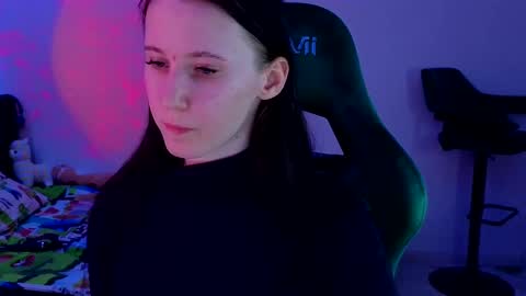 Snapshot of moon_avengers chatting on 03.12.25 Lola online show from 03.12.25