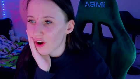 Snapshot of moon_avengers chatting on 03.12.25 Lola online show from 03.12.25