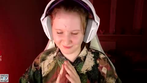 Snapshot of moon_avengers chatting on 09.12.25 Lola online show from 09.12.25