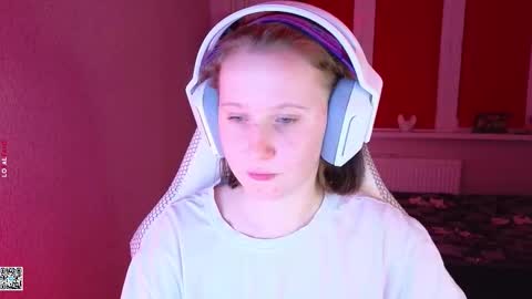 Snapshot of moon_avengers chatting on 09.23.25 Lola online show from 09.23.25