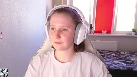 Snapshot of moon_avengers chatting on 09.24.25 Lola online show from 09.24.25