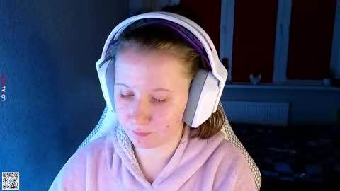 Snapshot of moon_avengers chatting on 09.29.25 Lola online show from 09.29.25